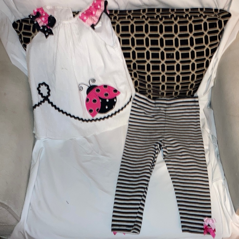 Brand: Rare Too! No stains. Comes with leggings.